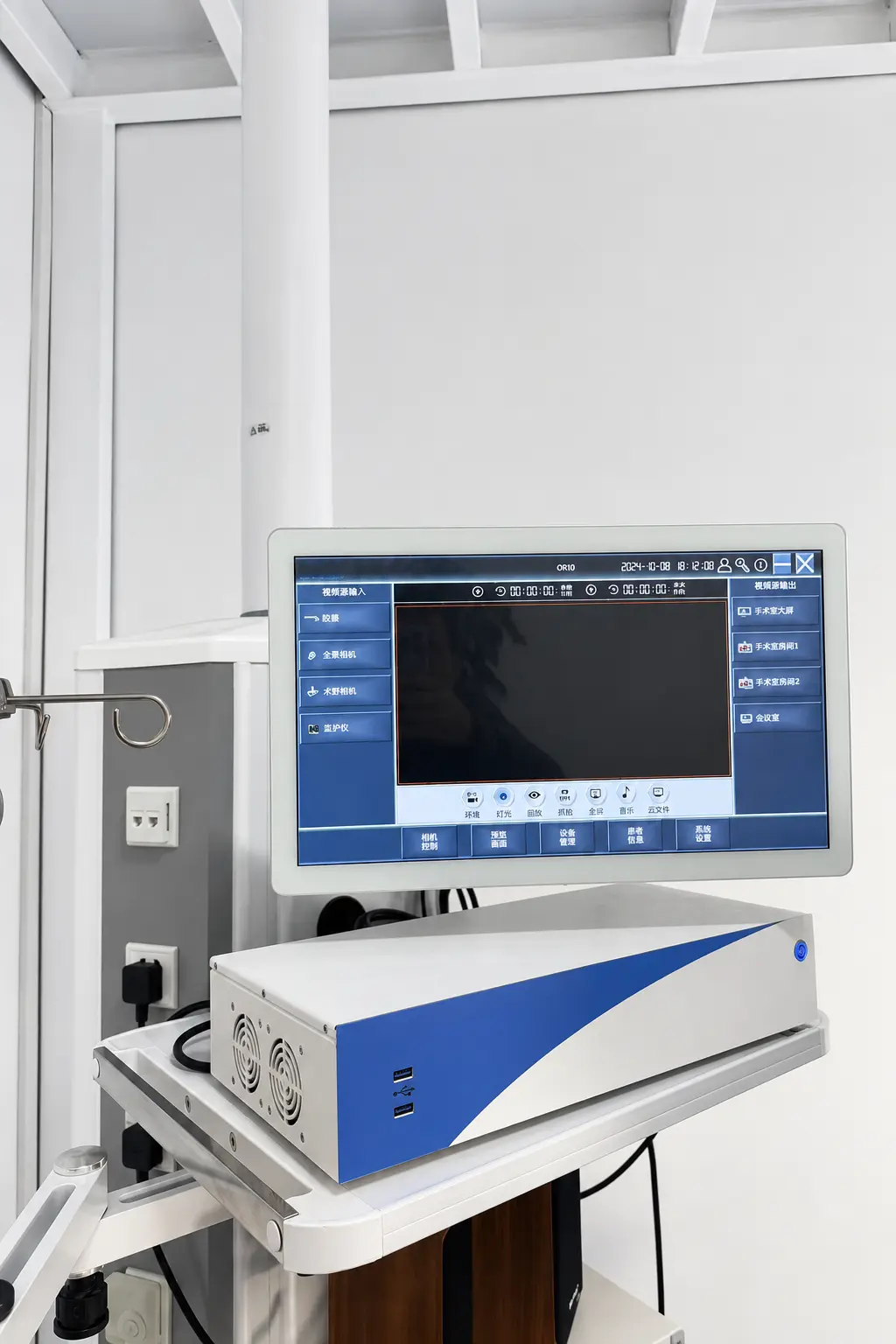 DM-AIO-K4 mobile touchscreen deployment in an operating room