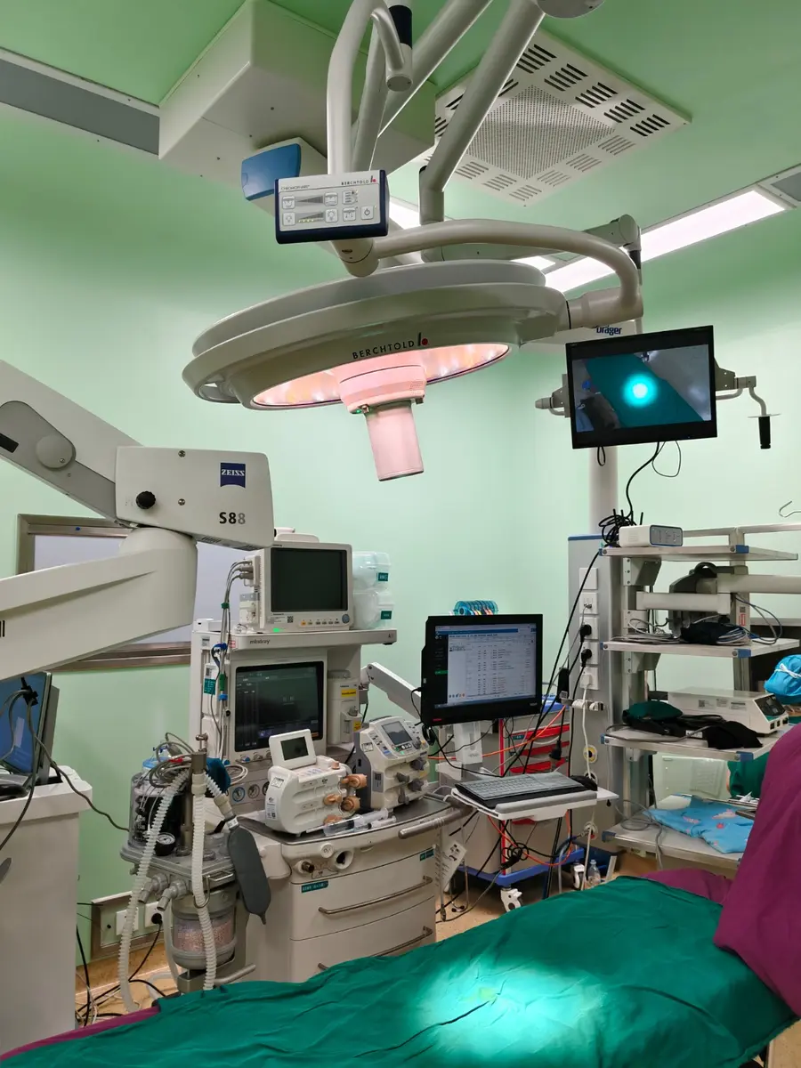 Center-mounted surgical light camera installed on a Berchtold surgical light